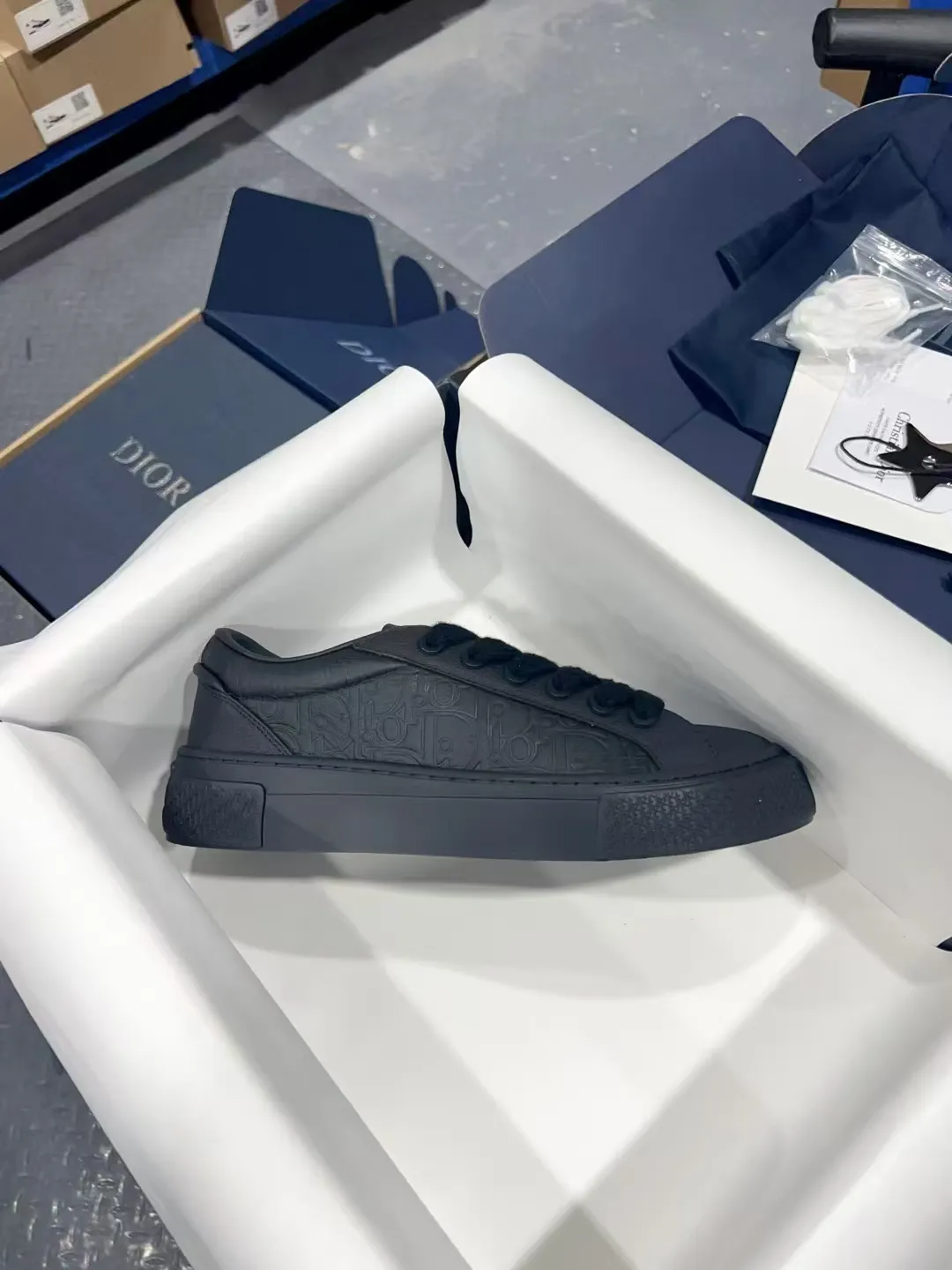 👟👟Ex-factory price 560👟👟 𝐃𝐢𝐨𝐫 𝐱 𝐒𝐭𝐨𝐧𝐞 𝐈𝐬𝐥𝐚𝐧𝐝 𝐁𝟯𝟯 Dior co-branded Stone Island new casual sports shoes Skateboard shoes 111111111 This B33 sneaker comes from the DIOR AND STONE ISLAND limited series. It is a new interpretation of the classic tennis shoe. The fashionable silhouette highlights the heavy texture. The black-dyed cotton has a delicate wash and soft texture, and is finished with the classic Oblique print on the sides, paying homage to the exceptional craftsmanship of the exclusive collaboration. The tongue is embossed with the Dior signature, while cannage panels on the front, DIOR AND STONE ISLAND signature on the back and insole. The rubber outsole features the Dior Oblique pattern, while a contrasting Dior 30 Avenue Montaigne signature on the rear adds style. It can add a modern touch to various casual looks, and can also be matched with other DIOR AND STONE ISLAND items. Exquisite packaging at the delivery counter🛍📦 Customized cowhide material, sheepskin lining, original molded outsole Size: 35-45